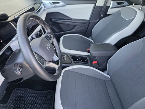 Used 2025 Volkswagen Taos SE image 10