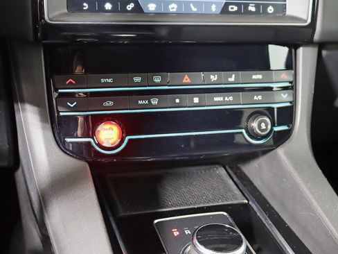 Used 2019 Jaguar F-PACE Premium image 22