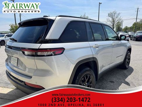 Used 2025 Jeep Grand Cherokee Altitude AWD/4WD image 6