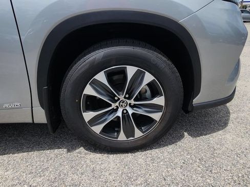 Certified 2025 Toyota Highlander XLE AWD/4WD image 8