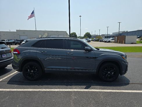 Used 2023 Volkswagen Atlas Cross Sport SEL R-Line AWD/4WD image 2