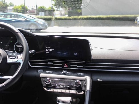 Certified 2023 Hyundai Elantra Limited FWD image 17