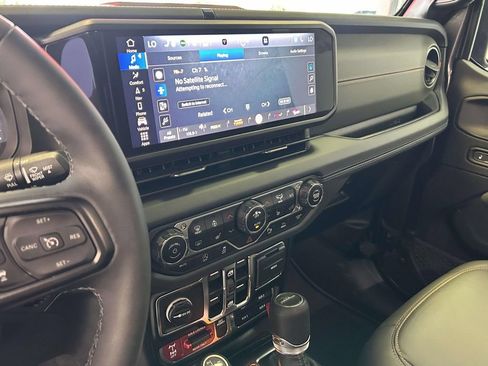 Used 2025 Jeep Gladiator Mojave AWD/4WD image 24