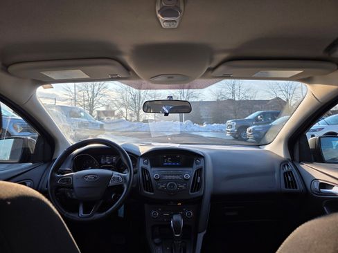 Used 2018 Ford Focus SE w/ SE Appearance Package image 9