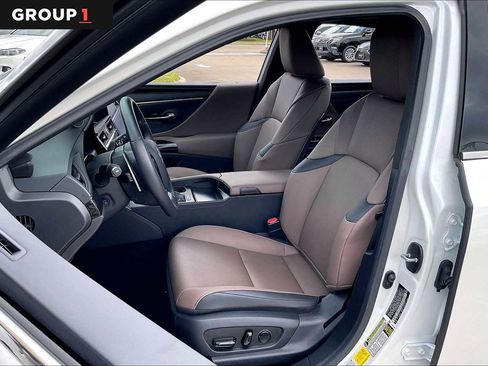 Used 2025 Lexus ES 350 w/ Premium Package image 6