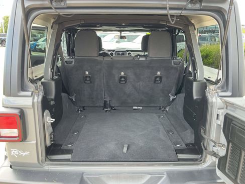 Used 2018 Jeep Wrangler Unlimited Sahara image 24