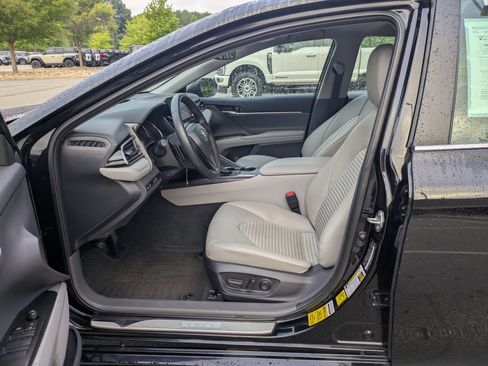 Used 2024 Toyota Camry SE FWD image 12