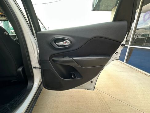 Used 2016 Jeep Cherokee Sport AWD/4WD image 32