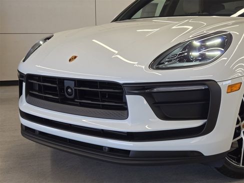 Used 2025 Porsche Macan image 26