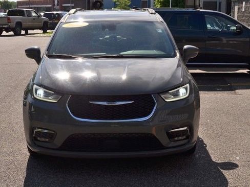 Used 2022 Chrysler Pacifica Touring-L FWD image 3
