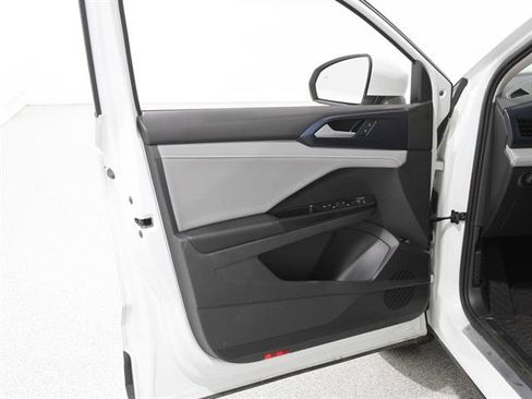 Used 2023 Volkswagen Taos SE image 4