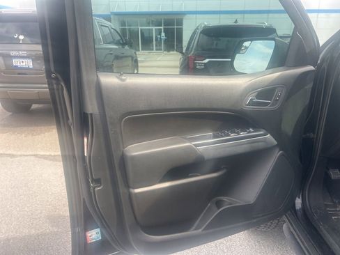 Used 2022 Chevrolet Colorado LT AWD/4WD image 11