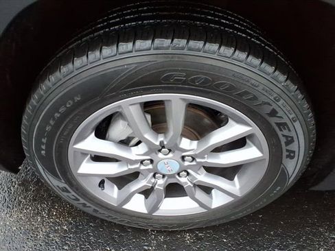 Used 2023 GMC Terrain SLT image 13