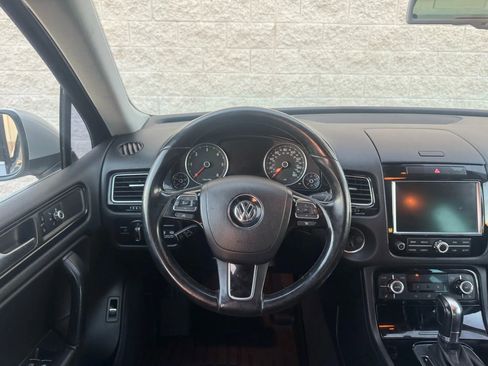 Used 2012 Volkswagen Touareg Sport image 22