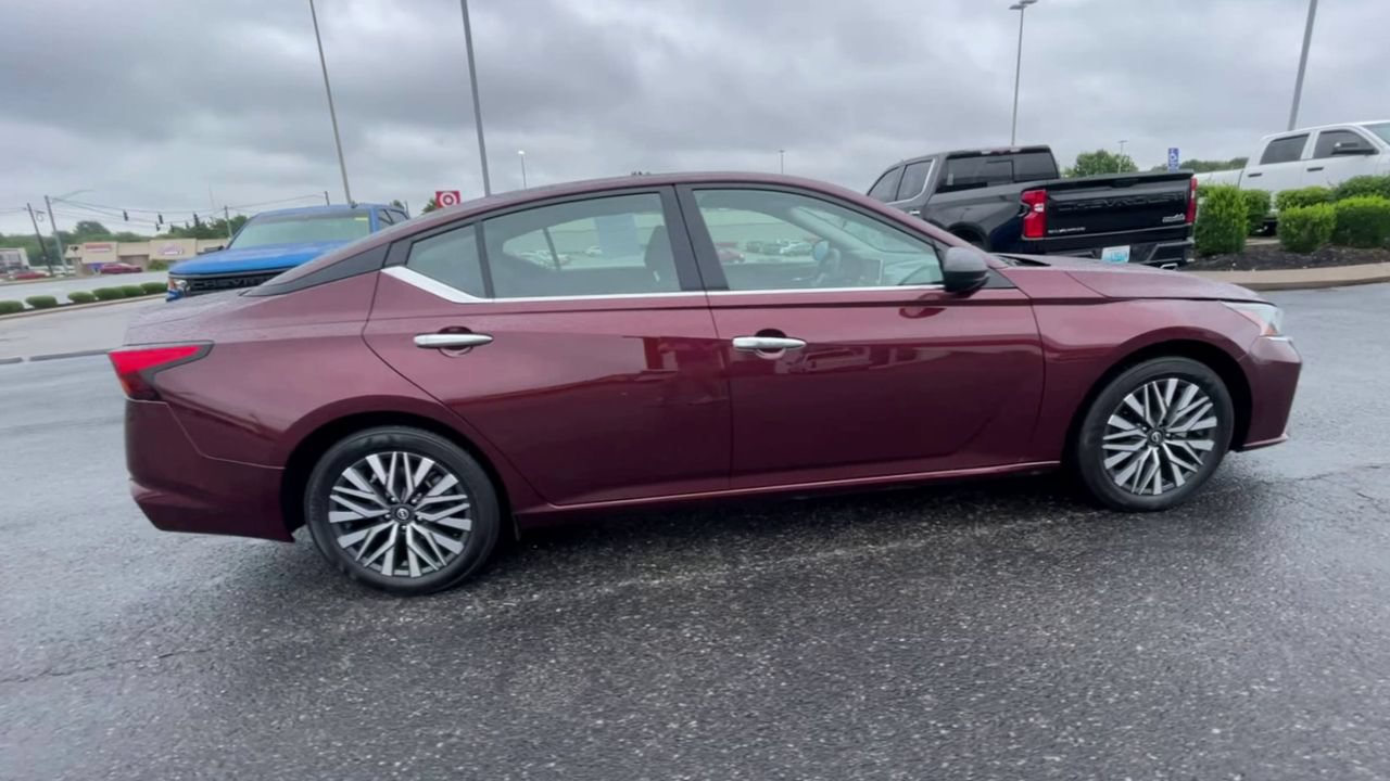 Used 2025 Nissan Altima 2.5 SV FWD image 8