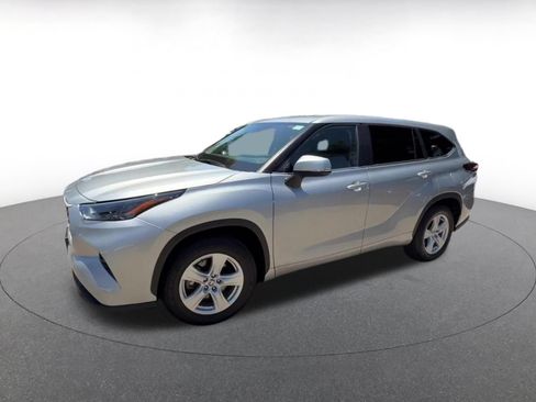Used 2025 Toyota Highlander LE FWD image 8