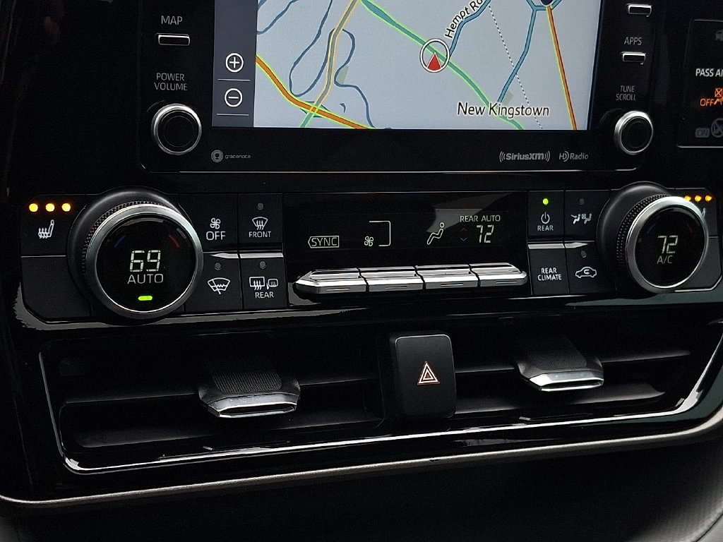Used 2021 Toyota Highlander XLE AWD/4WD image 19