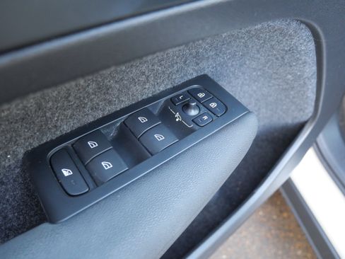 Used 2023 Volvo XC40 B5 Core image 7