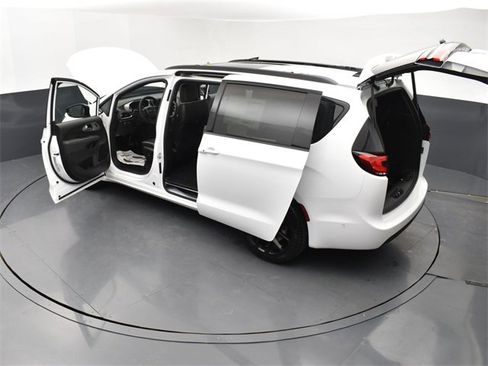 Used 2024 Chrysler Pacifica Limited w/ S Appearance Package image 22