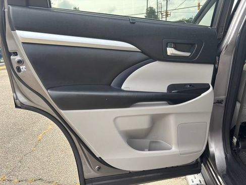 Used 2018 Toyota Highlander XLE FWD image 13
