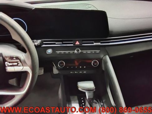 Used 2024 Hyundai Elantra SEL image 12