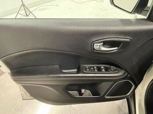 Used 2019 Jeep Compass Latitude w/ Safety & Security Group image 18