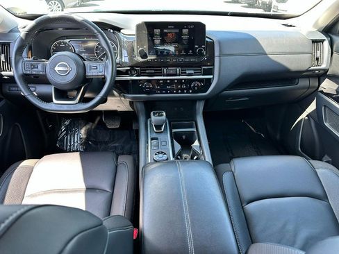 Used 2025 Nissan Pathfinder SL AWD/4WD image 13