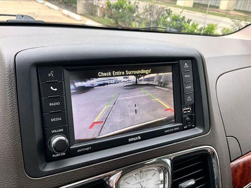 Used 2016 Chrysler Town & Country Touring image 24