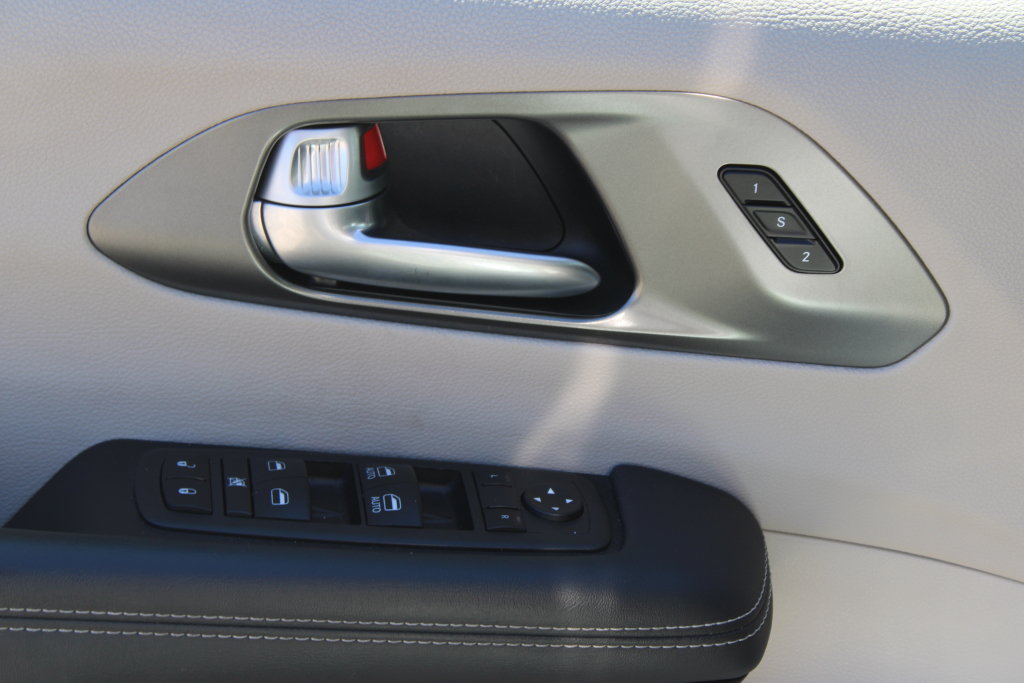 Used 2024 Chrysler Pacifica Touring-L FWD image 32