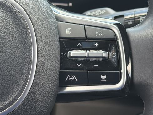 Certified 2025 Kia Carnival FWD image 10