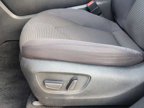 Used 2023 Toyota Highlander LE FWD image 23