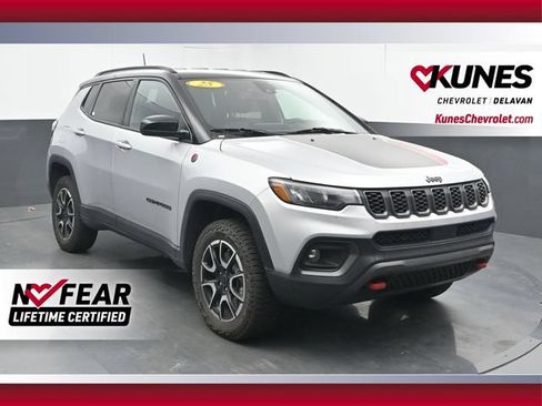 Used 2025 Jeep Compass Trailhawk AWD/4WD image 1
