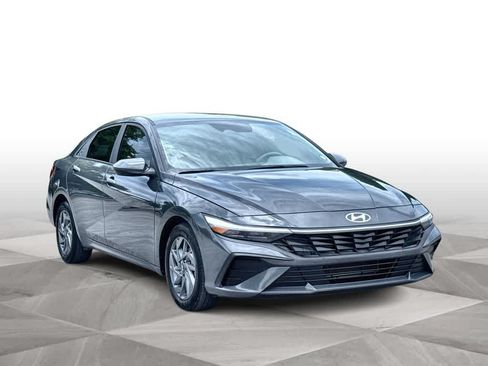 Used 2024 Hyundai Elantra SEL FWD image 2