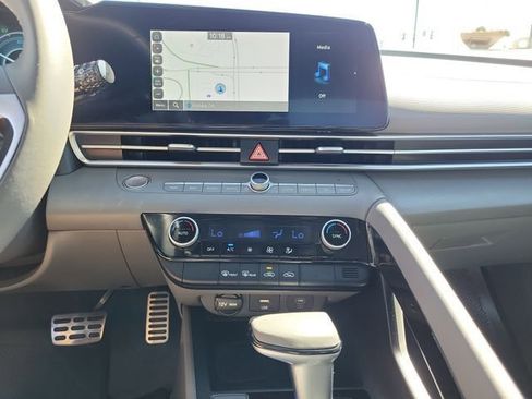 Certified 2025 Hyundai Elantra SEL FWD image 12