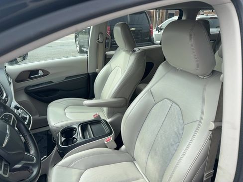Used 2018 Chrysler Pacifica Touring-L image 14