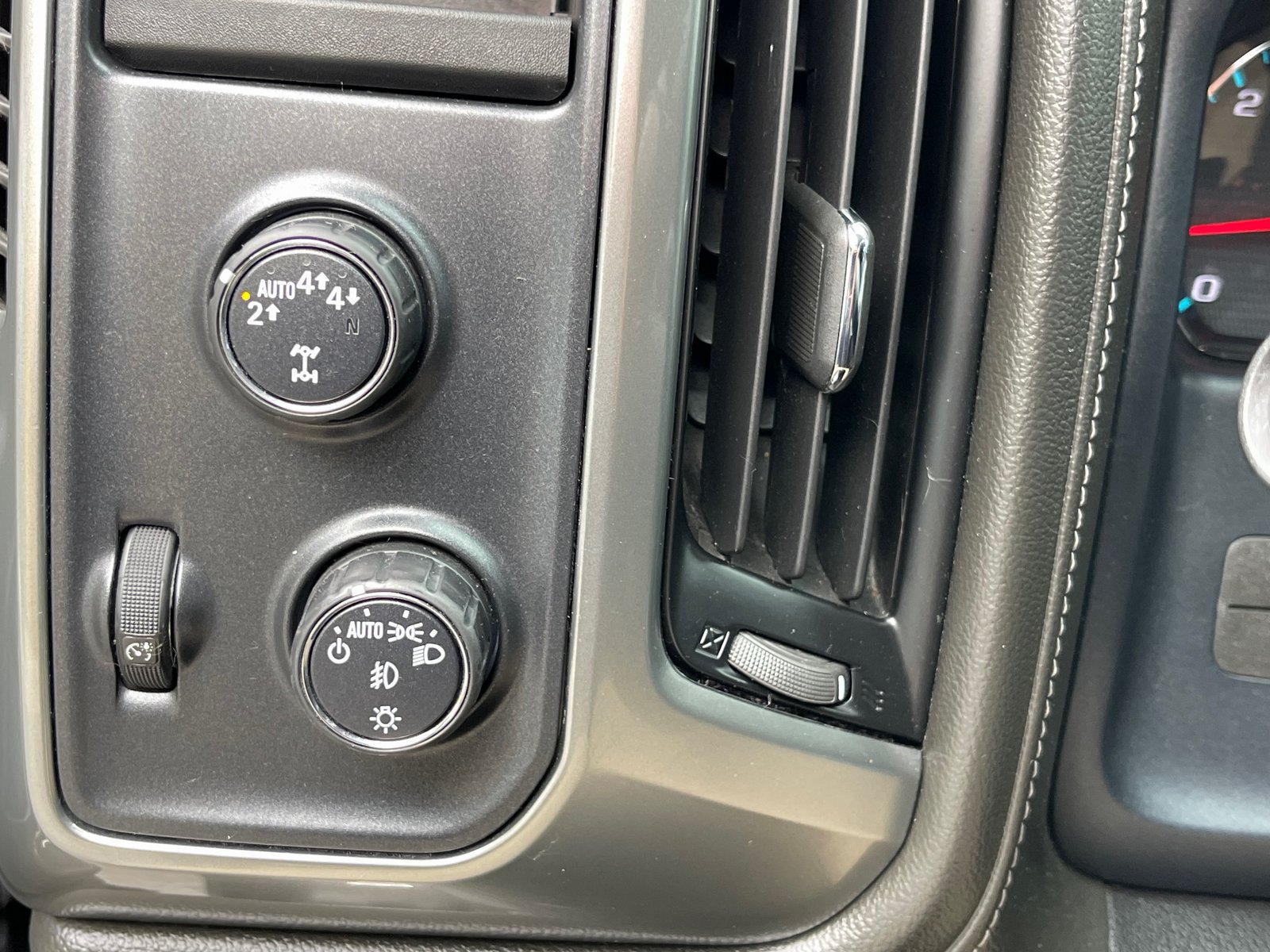 Used 2018 Chevrolet Silverado 1500 LTZ Z71 w/ LTZ Plus Package AWD/4WD image 35