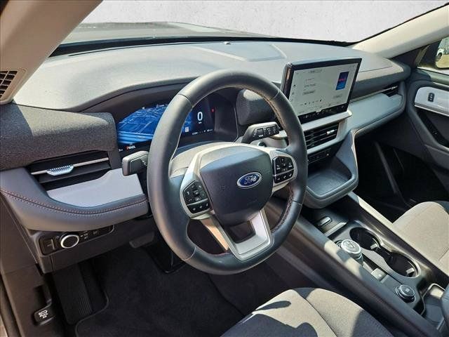 Used 2025 Ford Explorer Active RWD image 10