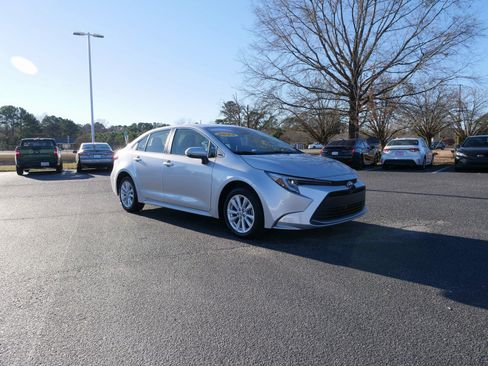 Used 2025 Toyota Corolla XLE image 2