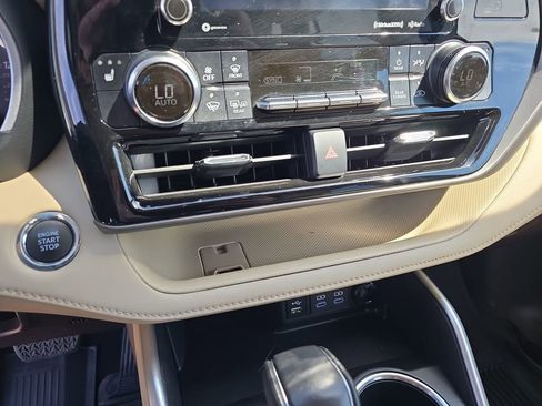 Used 2022 Toyota Highlander XLE image 25
