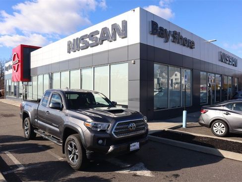 Used 2017 Toyota Tacoma TRD Sport image 1