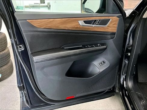 Used 2025 Volkswagen Atlas SE AWD/4WD image 9