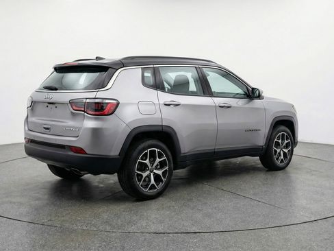 Used 2025 Jeep Compass Limited image 9