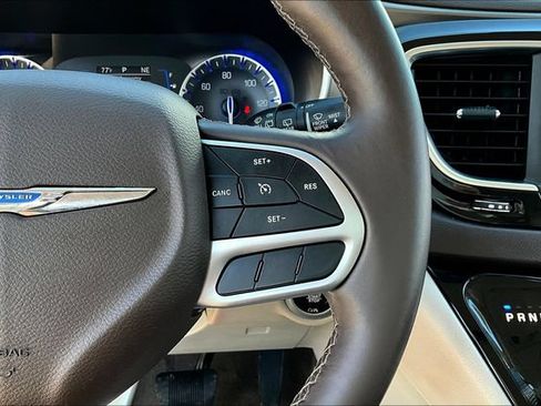 Used 2018 Chrysler Pacifica Touring-L FWD image 11