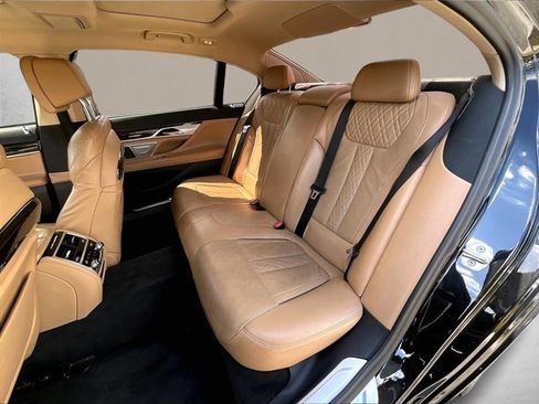 Used 2022 BMW 740i w/ Premium Package RWD image 25