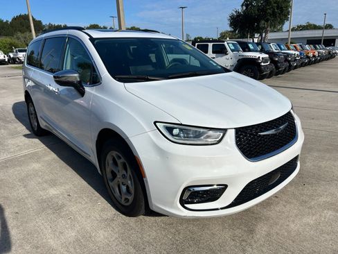 Used 2023 Chrysler Pacifica Limited AWD/4WD image 7
