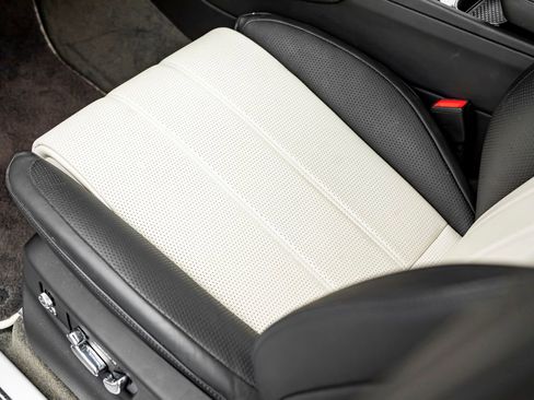 Used 2022 Bentley Bentayga AWD/4WD image 19