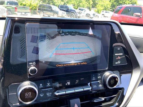 Used 2024 Toyota Highlander LE FWD image 26