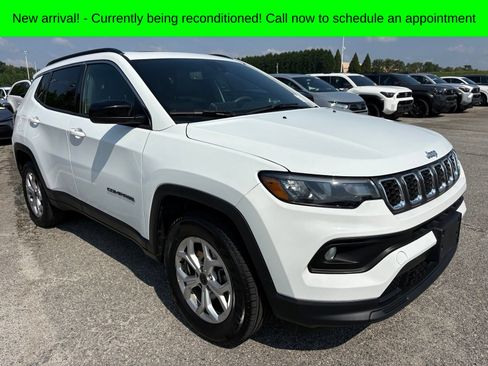 Used 2025 Jeep Compass Latitude w/ Sun & Sound Group AWD/4WD image 1