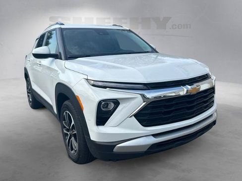 Used 2024 Chevrolet TrailBlazer LT w/ LT Cold Weather Package FWD image 2