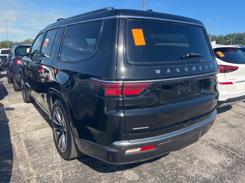 Used 2022 Jeep Wagoneer Series III w/ Premium Group I AWD/4WD image 2